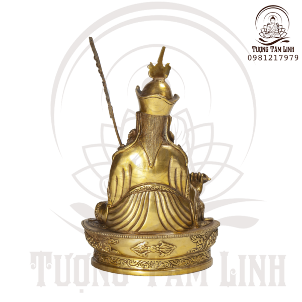 Ngai Lien Hoa Sanh chup dang sau